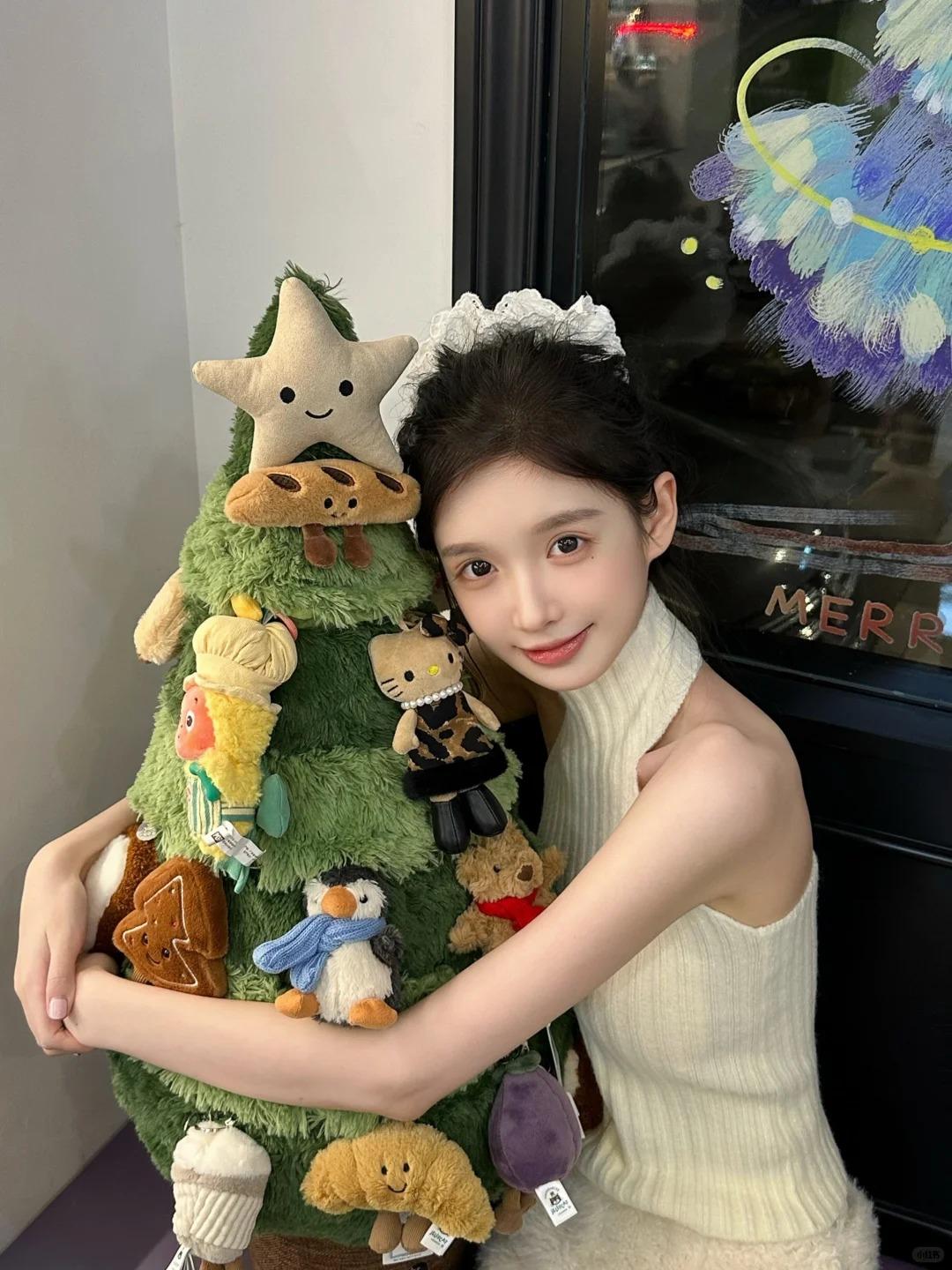 娇小的北京学生妹，笑容甜美，唇瓣开合间藏着肌理的细微张力，似浸过松露的绛色凝脂，