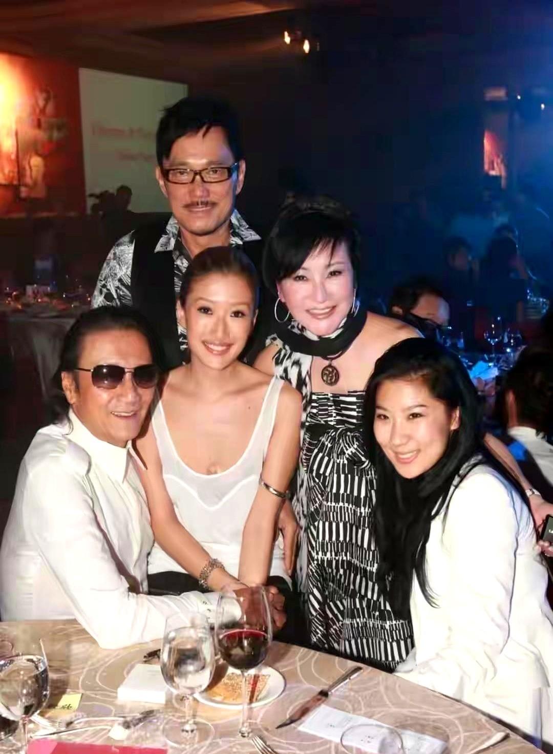 不愧是谢贤啊，能把前妻跟现任的关系，处理的这么好！老爷子当年直接带着小女友Co