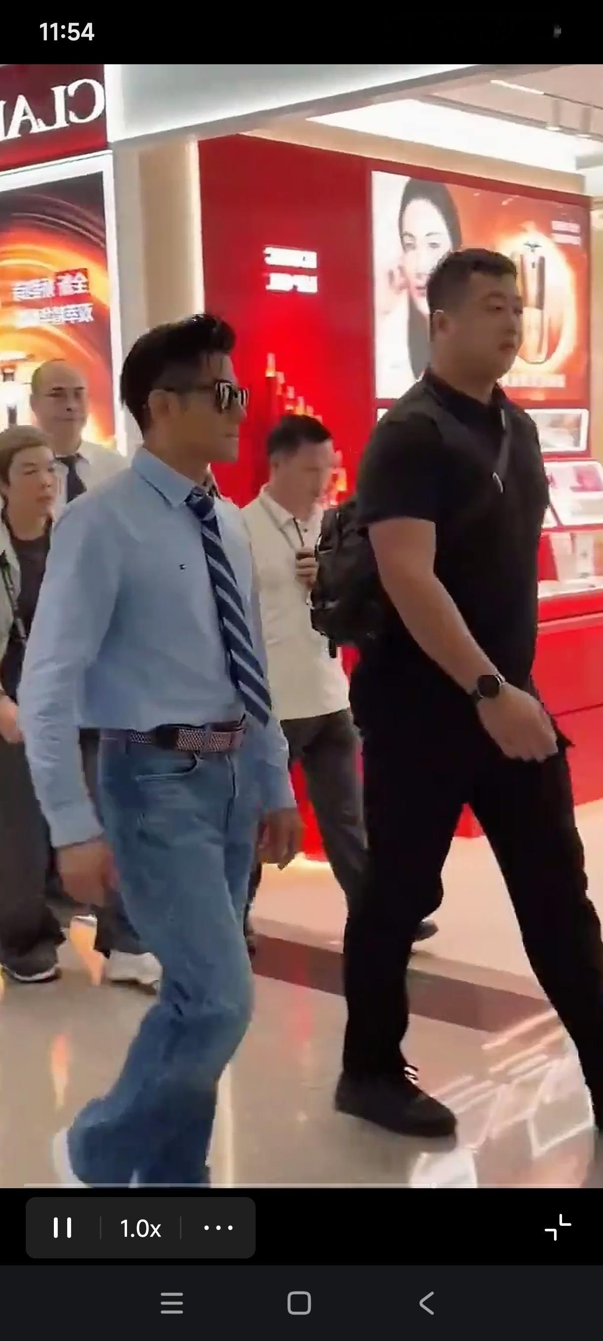 郭富城虽然个子不高，但丝毫不影响他站在一米八九那些高个子身边的那种发光的帅气，依然能成为全场最靓的那