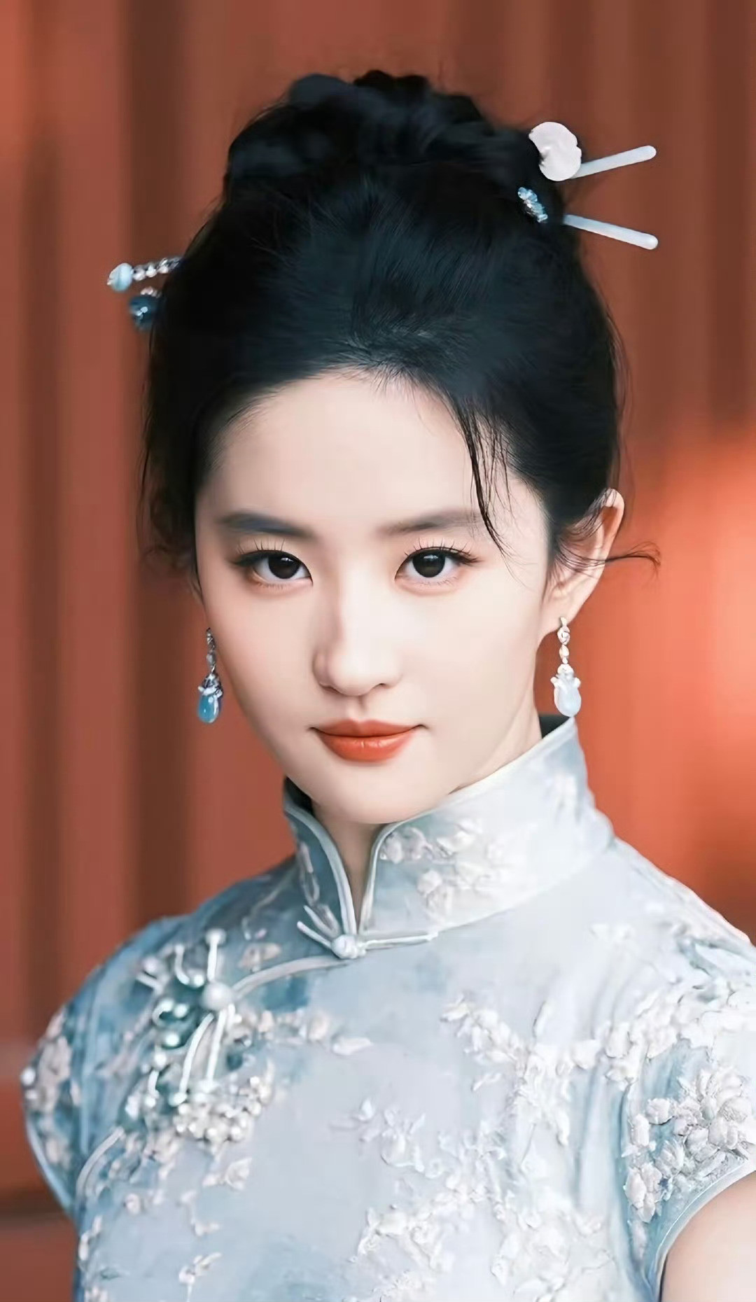刘亦菲身着白色旗袍，尽显东方古典韵味​​​
