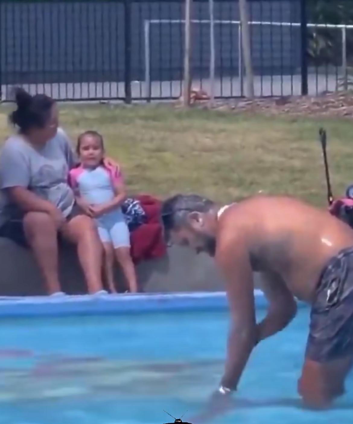 印度人在英国游泳池洗澡吓哭小孩、他旁若无人地用洗发水洗头，并不断搓洗身上的污垢