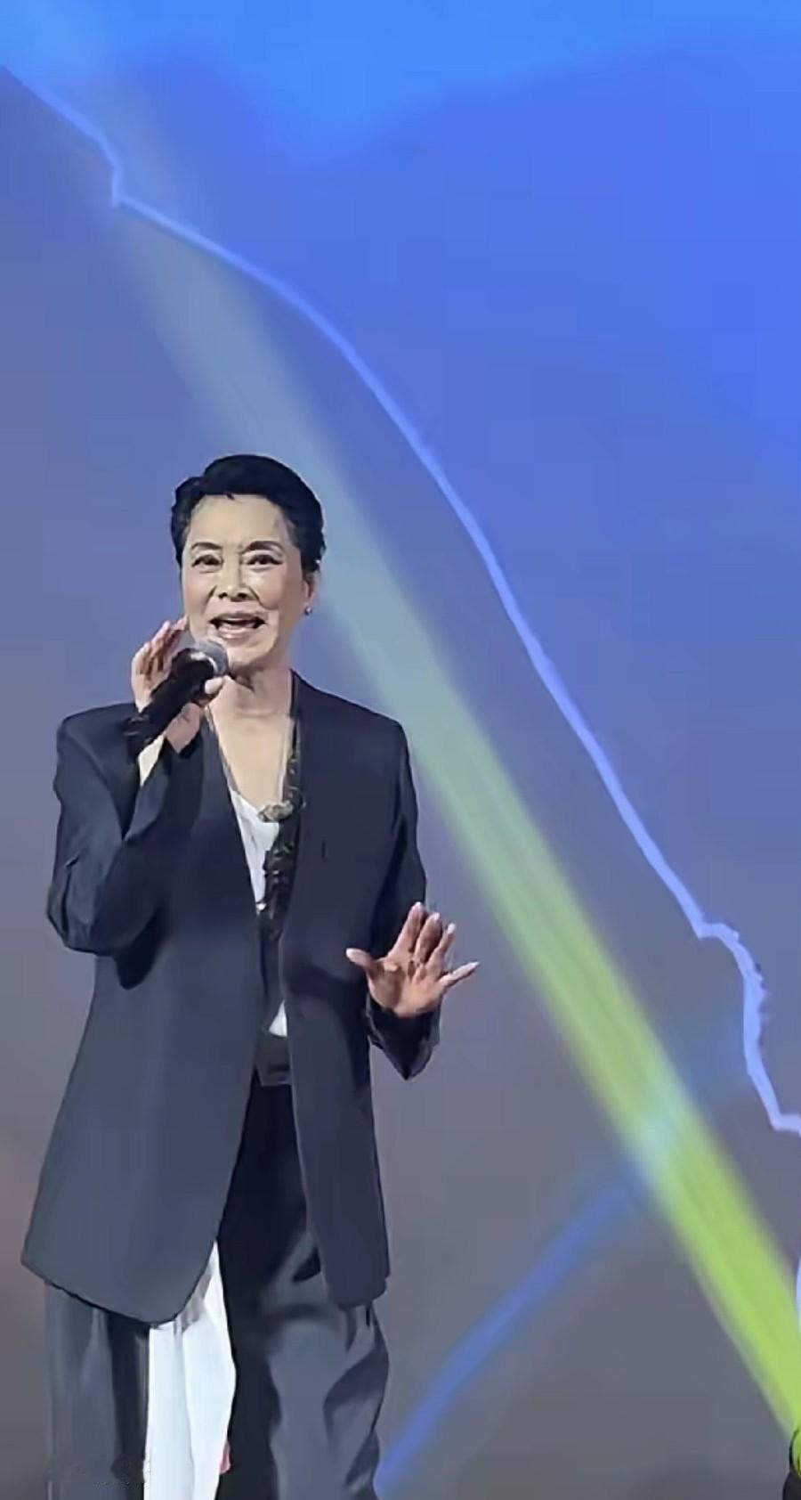 刷到昔日男神近照，我没敢认。那个曾经惊艳我整个青春的人，怎么被岁月“啃”成了这