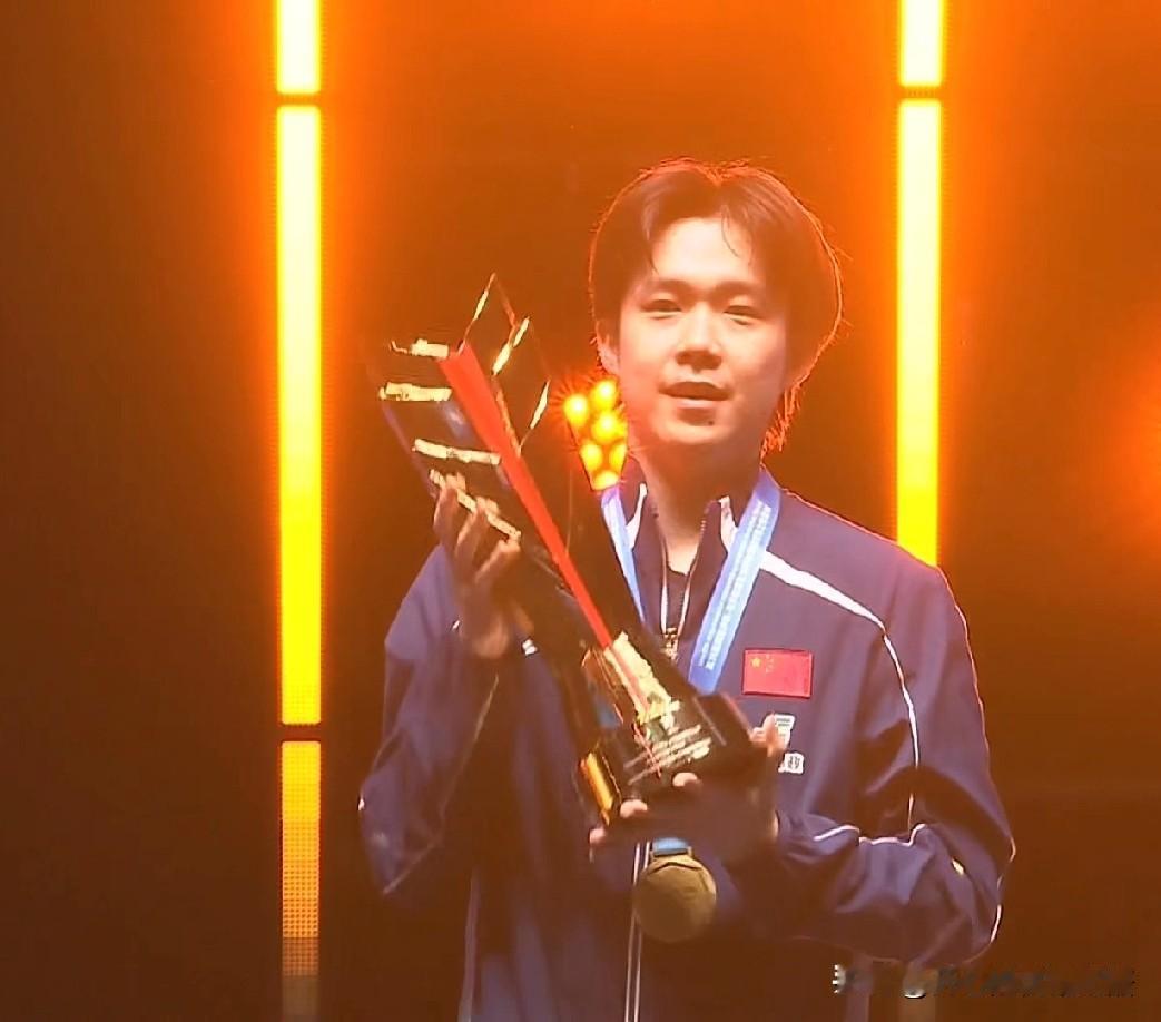 男单颁奖典礼，王楚钦有大格局。张本智和只和户上隼辅握手，王楚钦和户上隼辅握手，