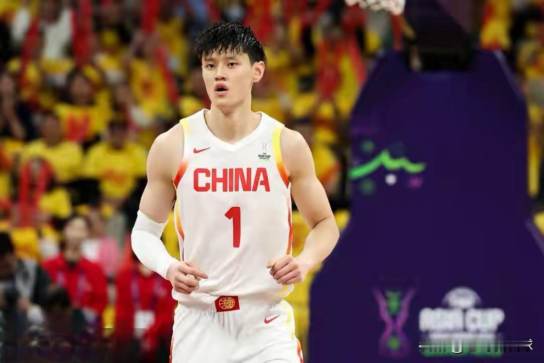 下面是一条关于中国男篮核心曾凡博的坏消息！今天据国内媒体人透露，曾凡博因为膝盖水