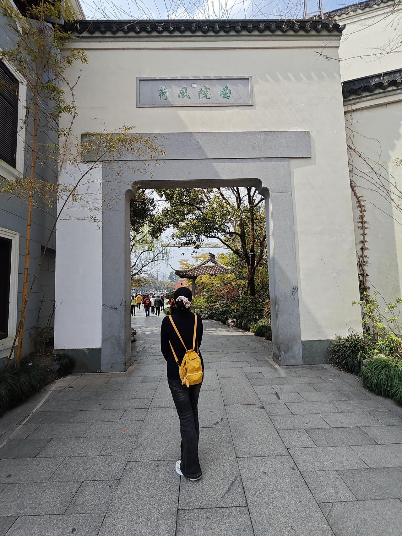 杭州的春天，藏在西湖十大景色之一的曲院风荷里。临水而开的樱花，红白相间的桃花一起