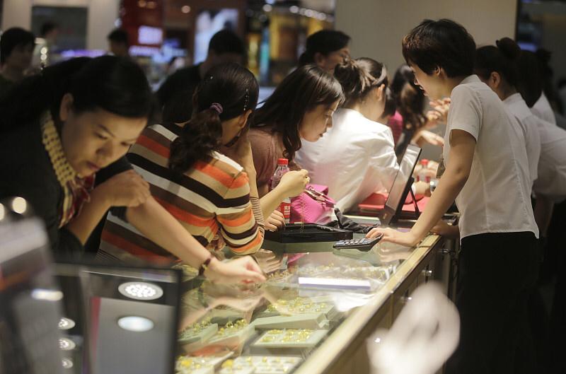 最近金价连涨三周，国内金店足金标价直接飙到638元一克，不少人抢金的队伍从柜台排