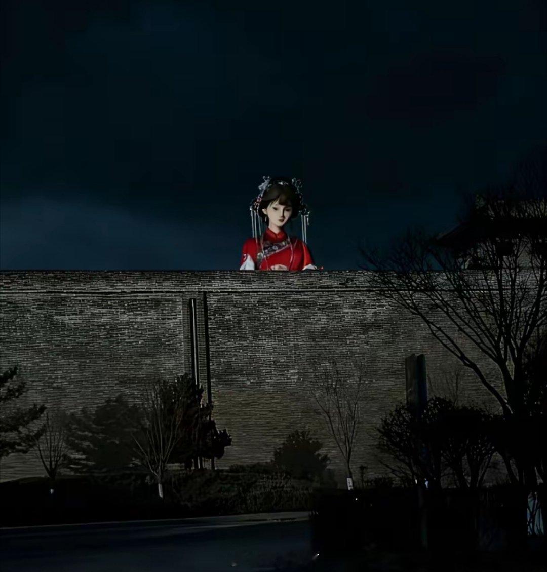 去大同旅游，看到这个白天看到这个雕塑挺正常的，古城墙一到晚上，不知道该说什么。