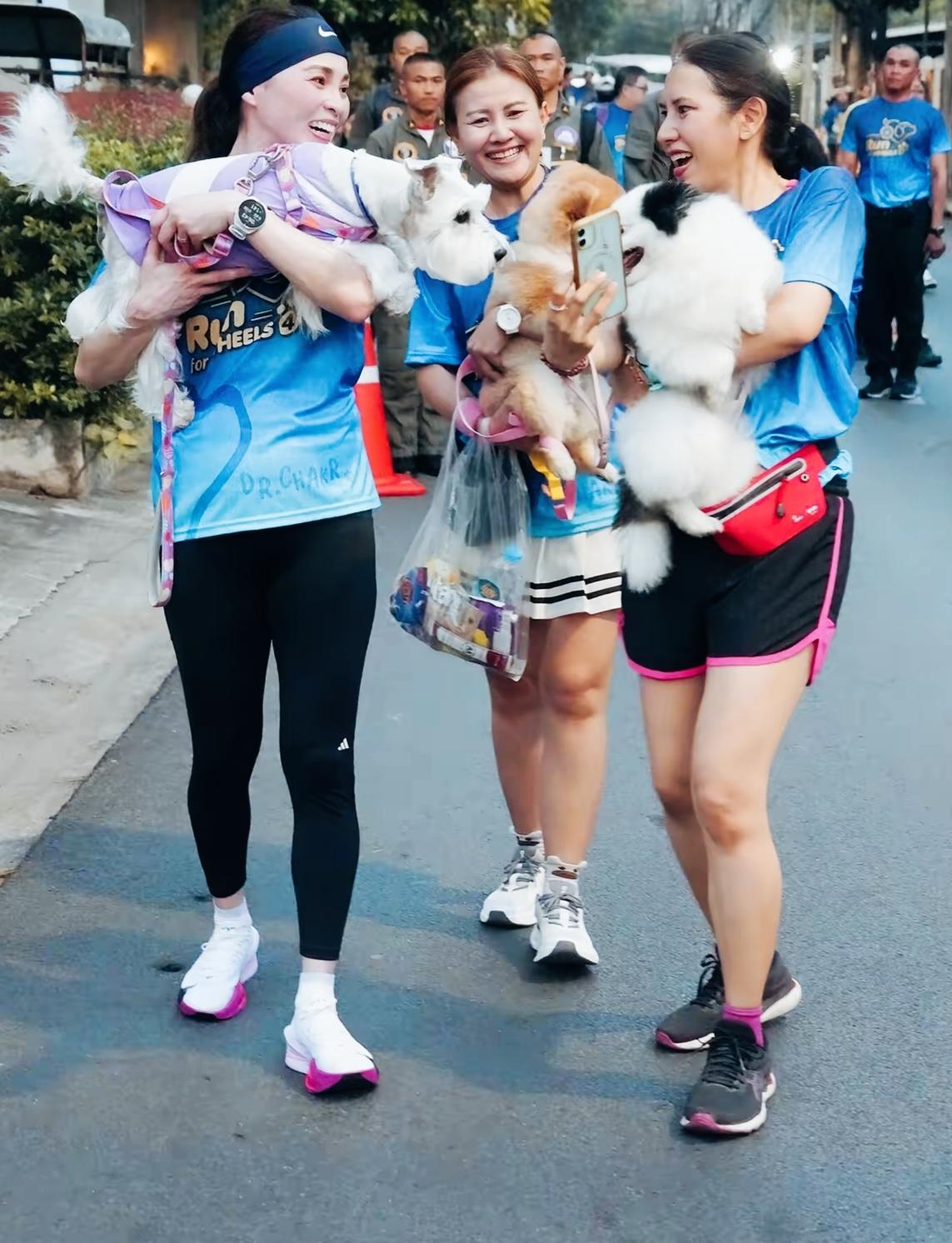 苏提达竟然抱着宠物狗🐶跑步，笑的真开心啊！苏提达怀里抱着的这只狗🐶也体验了