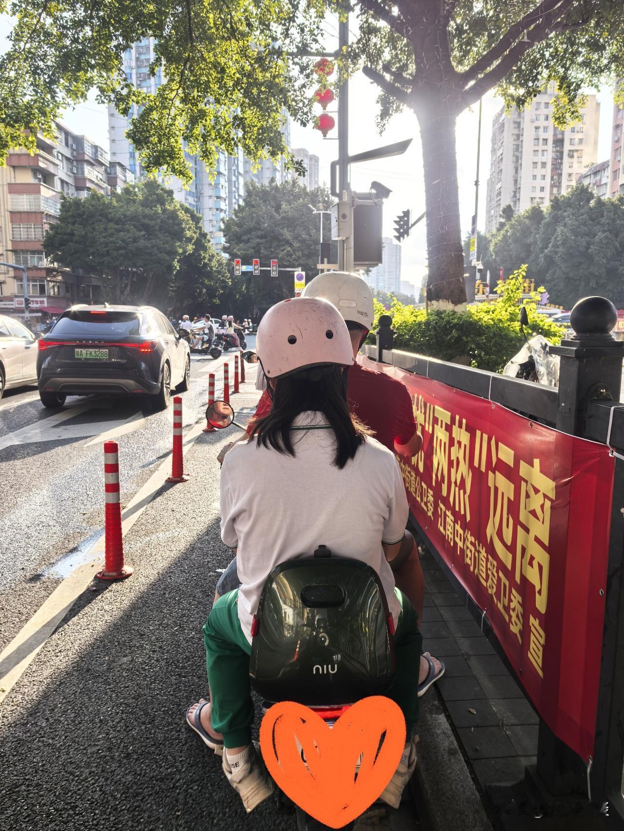 【震惊】广州一家长每天开电鸡花费50蚊送学生上学！广州的家长们注意了，时刻关注