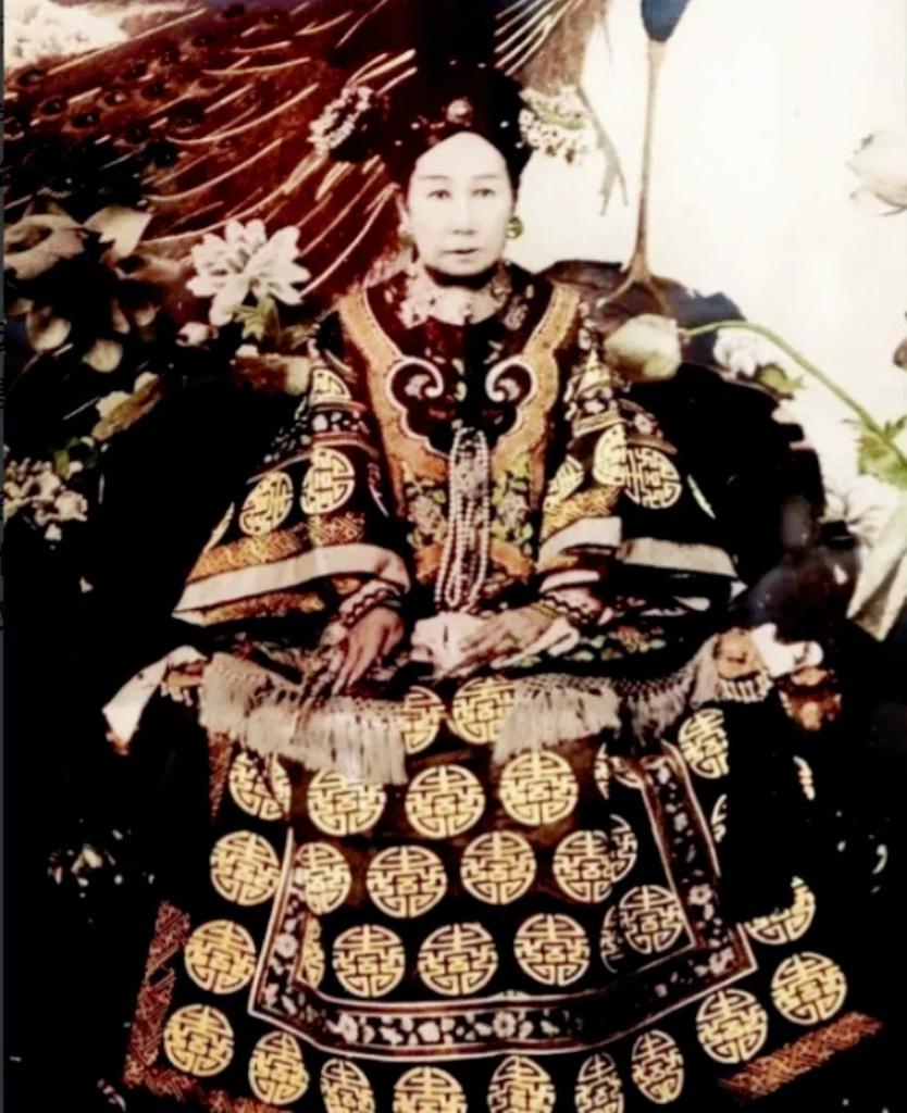 1908年，慈禧临死前一刻，太监看她马上不行了，赶紧给她喝了一碗汤水，吊着最后一