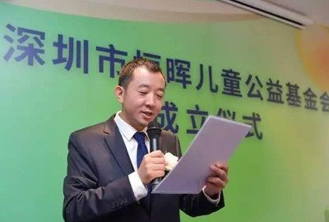 当年，巴东县花费了4500万修的大坝坍塌了，县委书记陈行甲正准备查“豆腐渣工程”