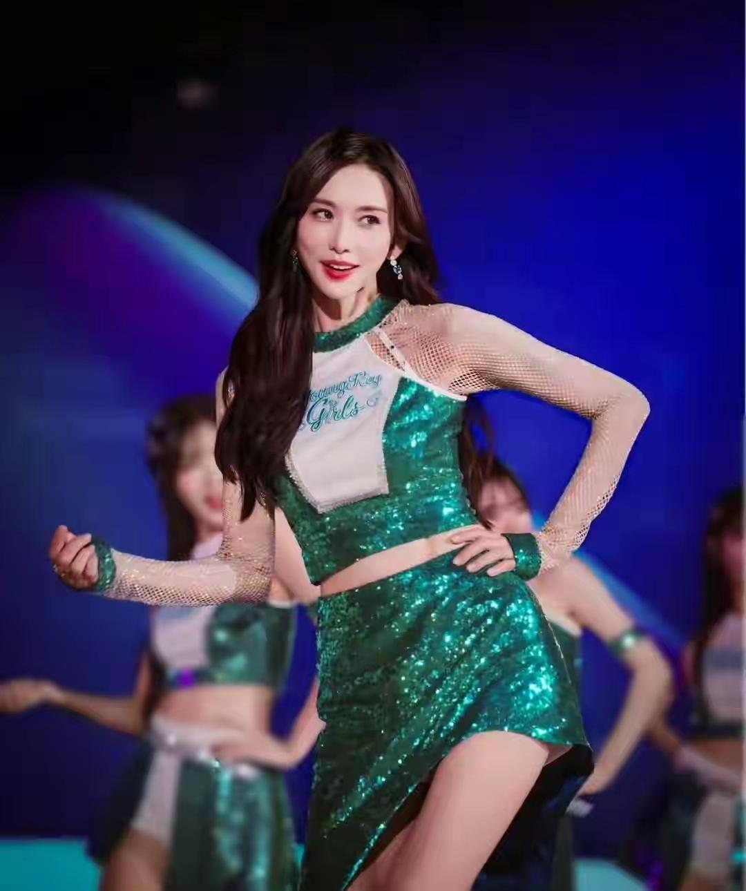 51岁林志林太油了？参加拉拉队表演，穿超短裙丝毫不输20岁少女。51岁的