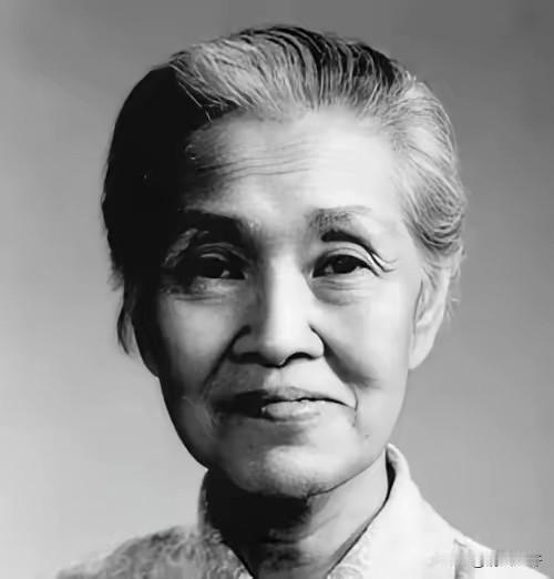 1964年，一名身患重症的孕妇正要进行手术，林巧稚拦下做手术的医生，说：让她出院