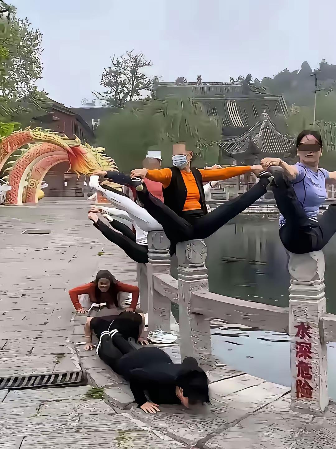 这是锻炼呢还是吃饱了撑的？她们摆出来的造型又是啥意思呢？一群老阿姨坐在桥柱上