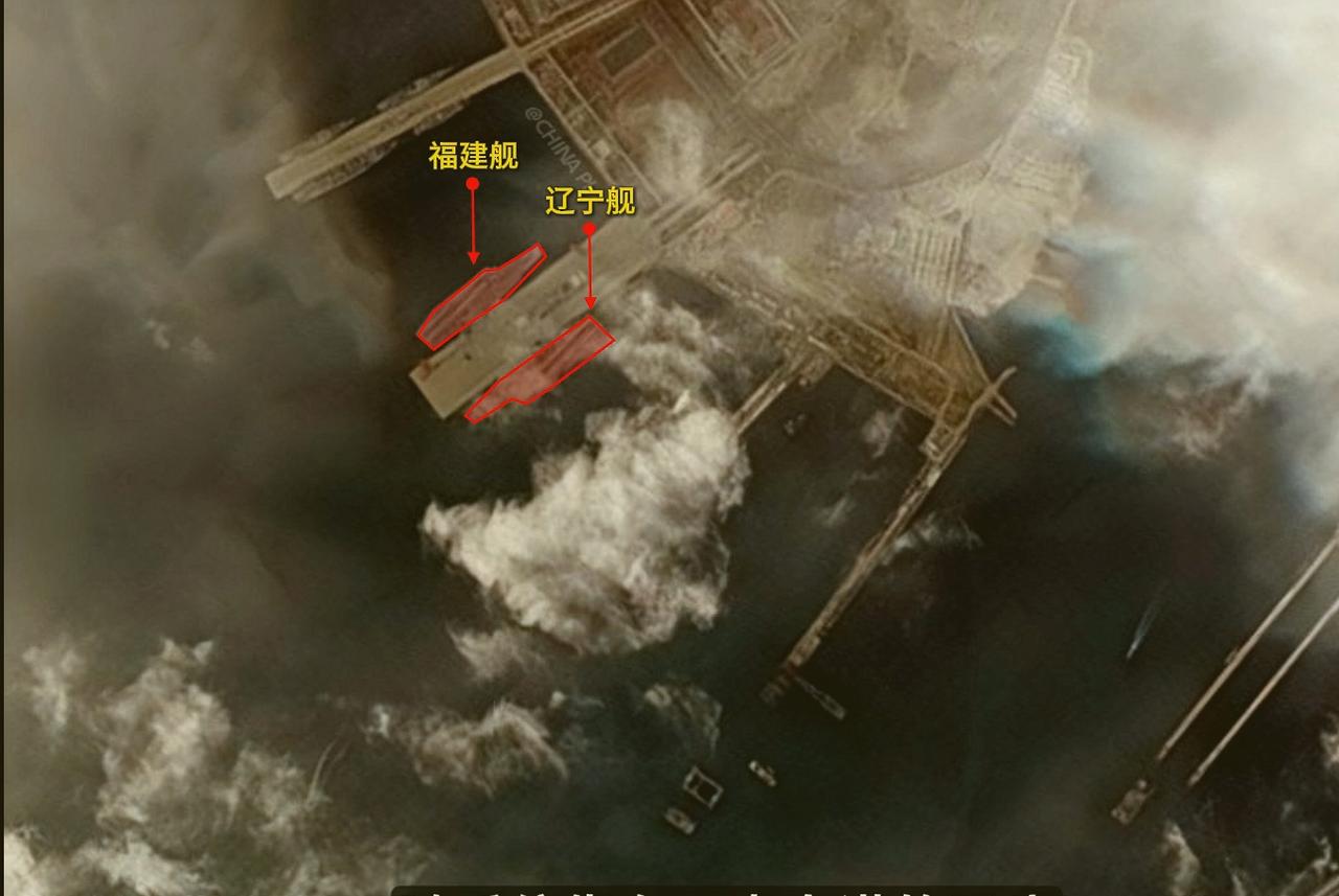 福建舰已于2025年12月19日抵达了青岛军港，与辽宁舰成功汇合，即将开启双航母