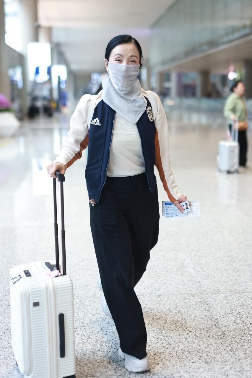 最近陶虹现身上海机场，她这次走复古运动风路线，看起来很有活力气质。她里面穿白