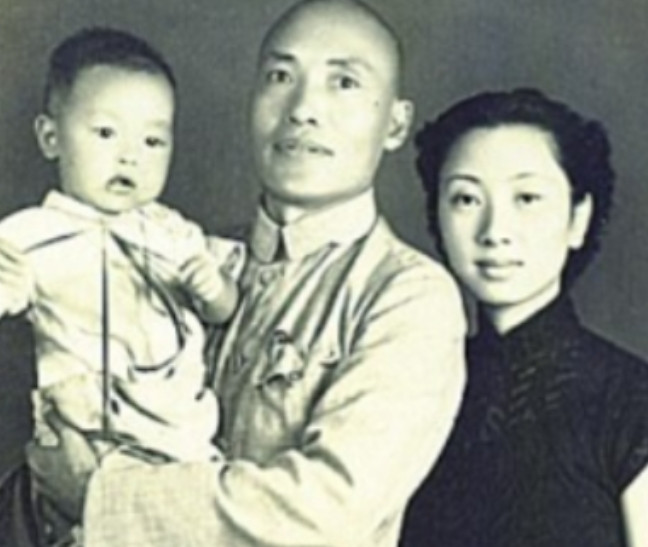 1957年，一老妇跪在蒋介石面前，声嘶力竭的哭喊“总统您开恩，我丈夫已经战死了，