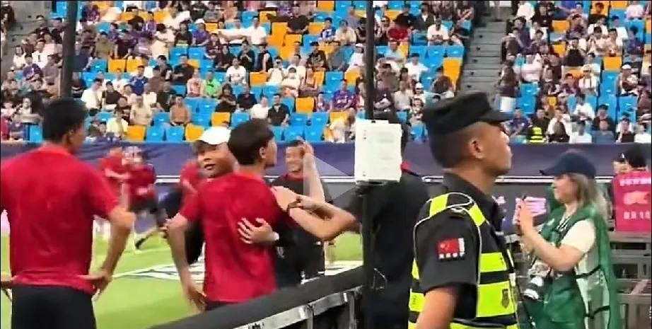国足韦世豪要和球迷单挑，网友评论“踢球没有本事，想单挑”？天津球迷看台惹到了韦世