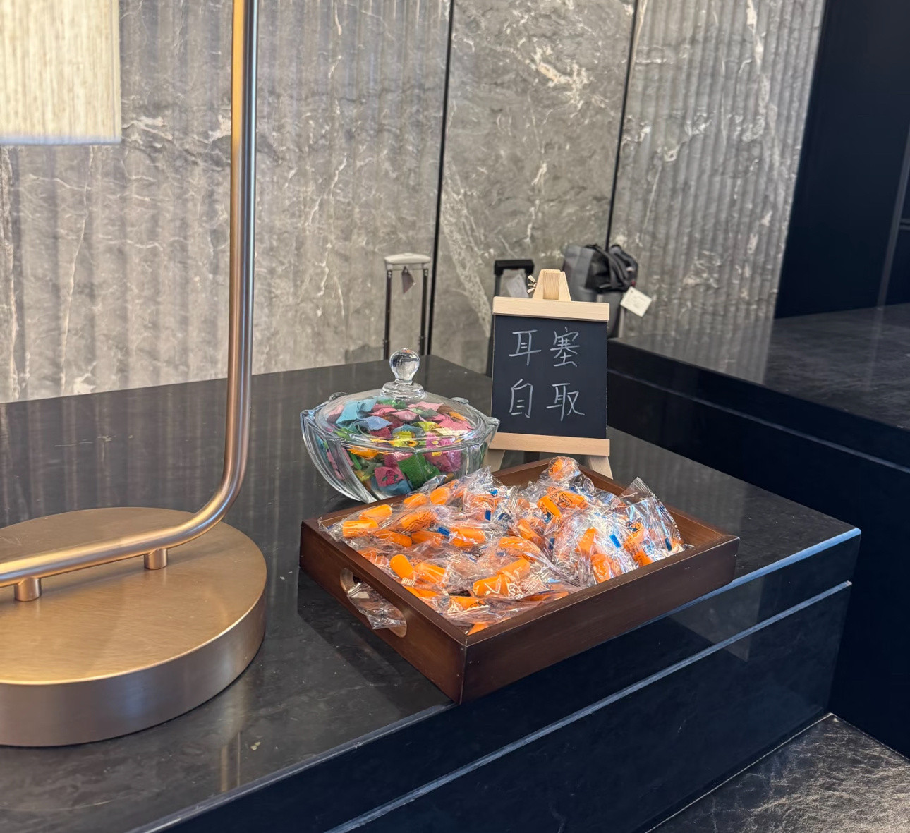 如果在酒店大堂看见耳塞还是别住了隔音不好是真的很难受睡又没睡好