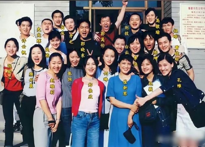 我去，黄晓明年轻时竟然长这样，这颜值逆天了，连同班同学都是神颜的存在