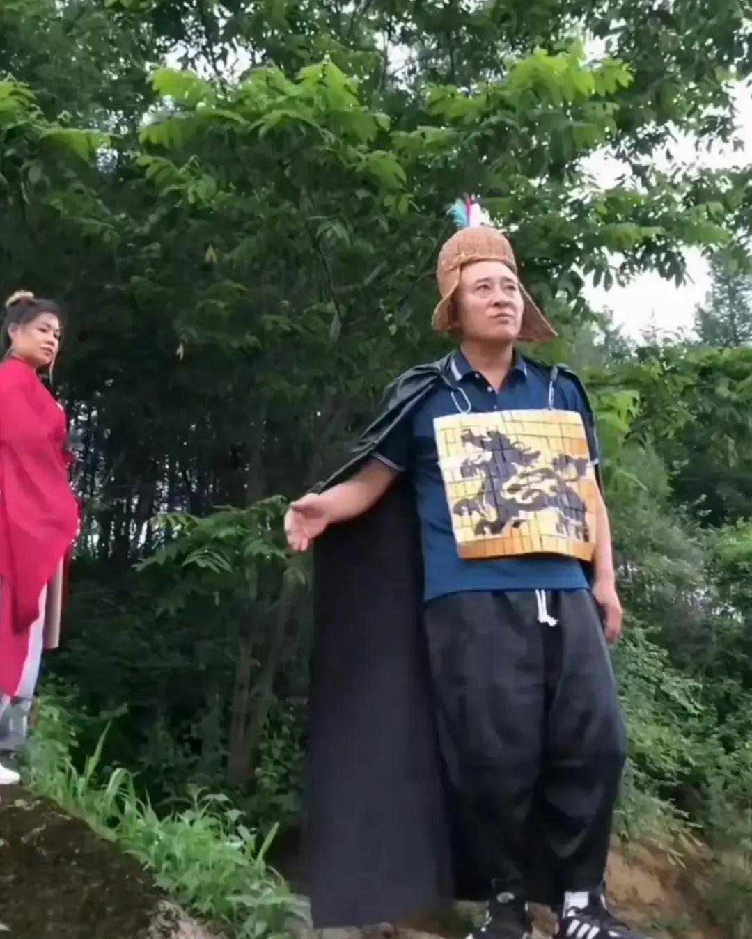 刘小光瘫在阜阳的早点摊沙发上，对导演吐出一句：“澡都洗不痛快，咋演痛快人？”