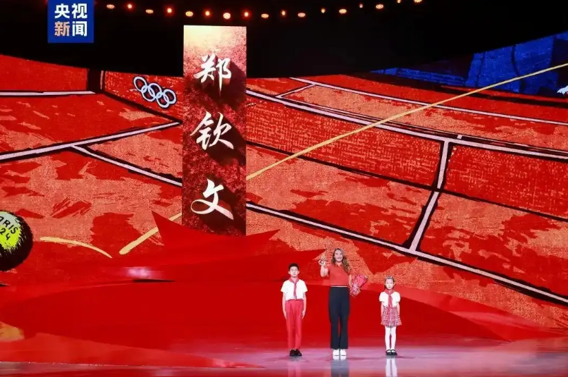 一枚奥运会金牌，让郑钦文赚大了！去年巴黎奥运会看到郑钦文拿出了此前从未在巡回