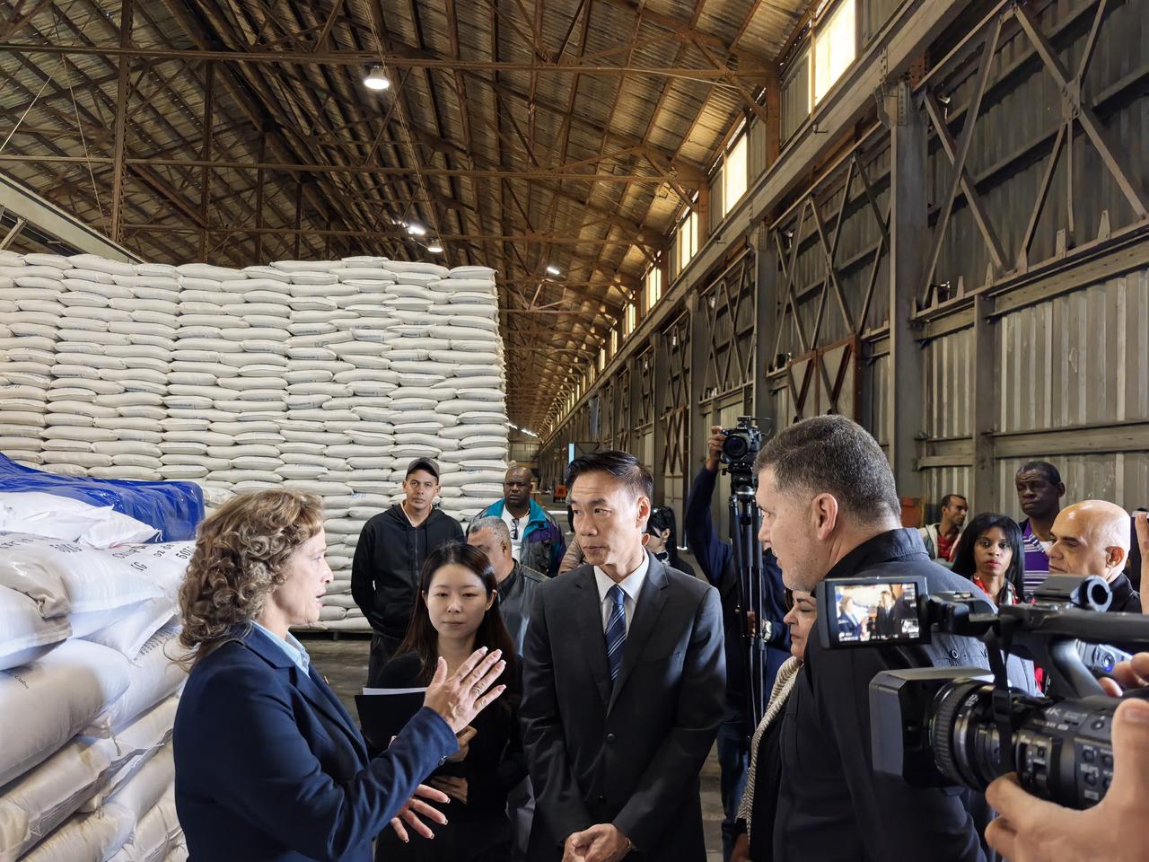 中国6万吨大米援古巴！撕开美国封锁网，60年友谊再写新篇！美国封锁古巴60