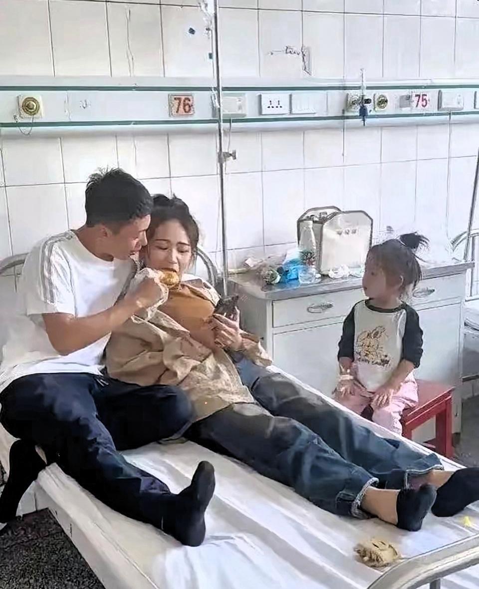 心酸，一男子给医院病床上的妻子送饭，突然红着眼睛跪下来跟妻子说：“我们回家吧，家