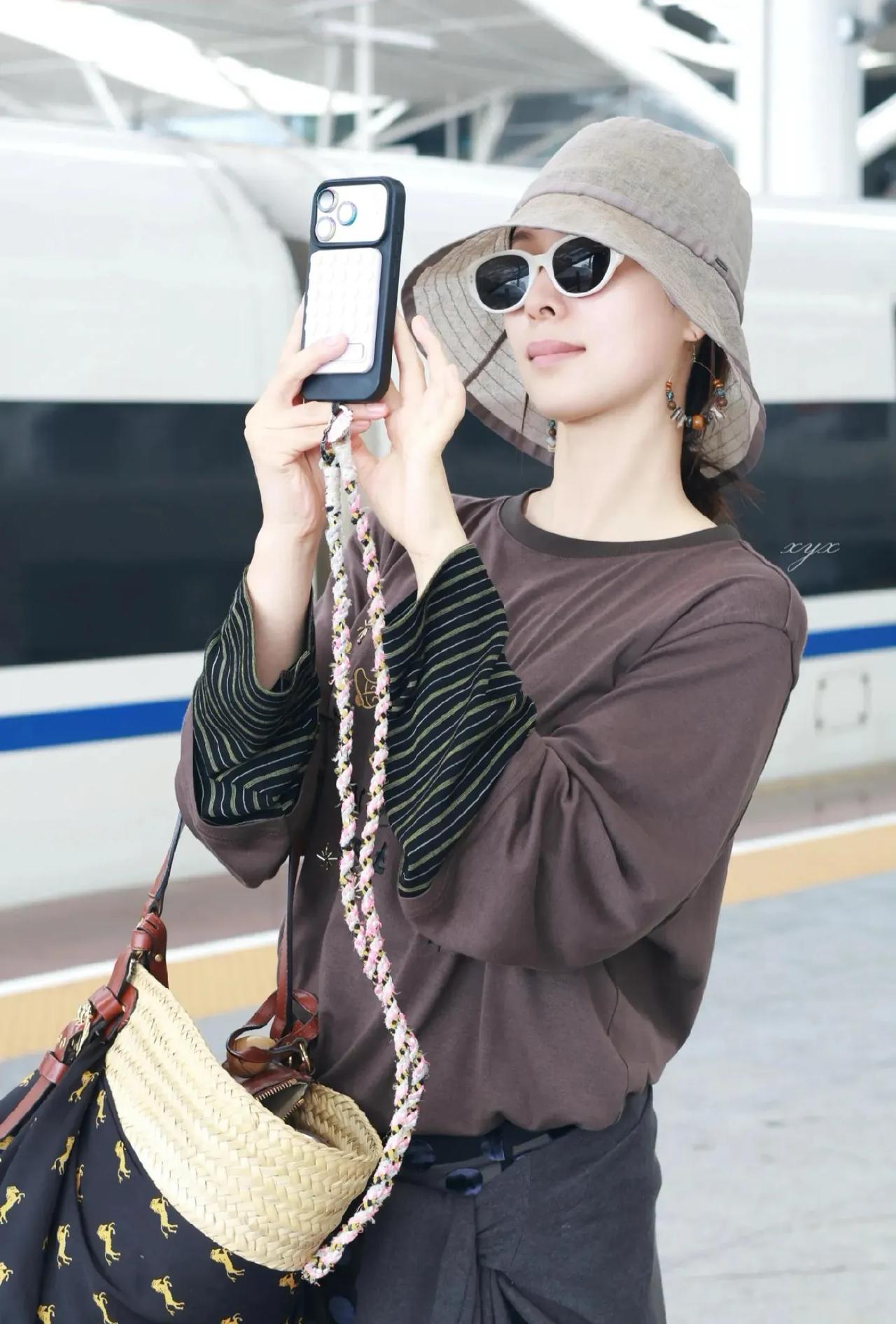 江一燕高铁私服真的太会搭了，叠穿这一块算是玩明白了✨咖啡色宽松T恤里面叠穿条纹
