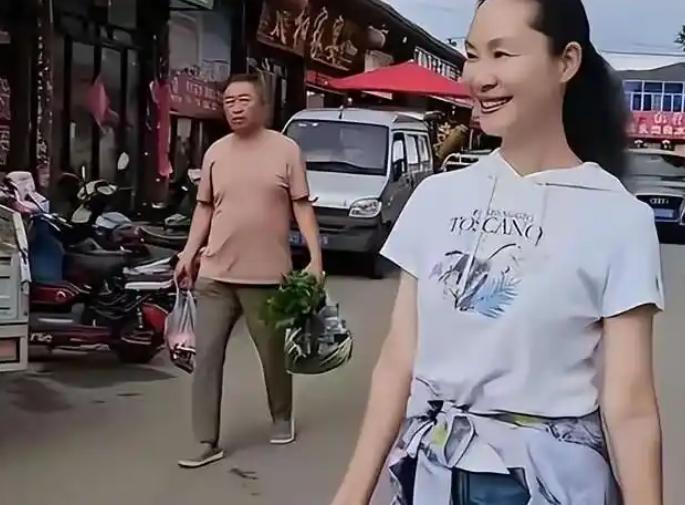 59岁的于文华卖掉了北京的房产，与丈夫李年一起搬回了河北老家，住在农村一栋200