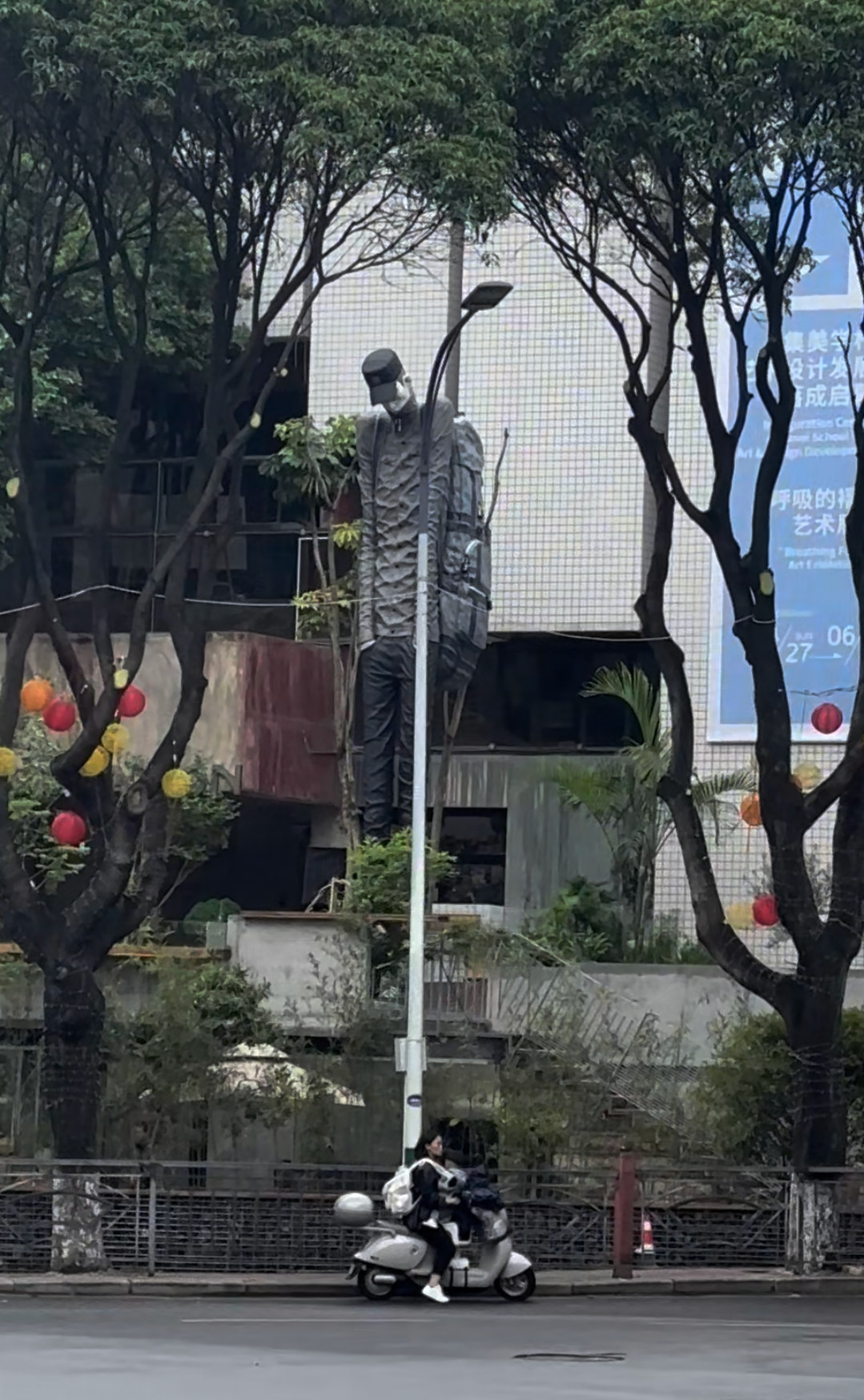 啥玩意，一抬头吓我一跳