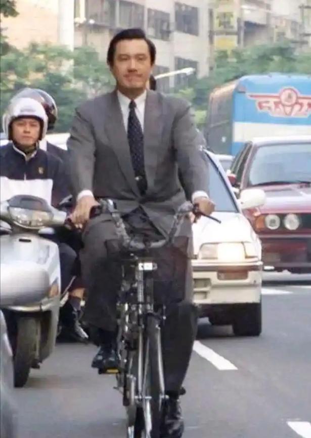 祖国和平统一有望！2025年6月27日，马英九先生结束访陆行程，乘机返回台湾。