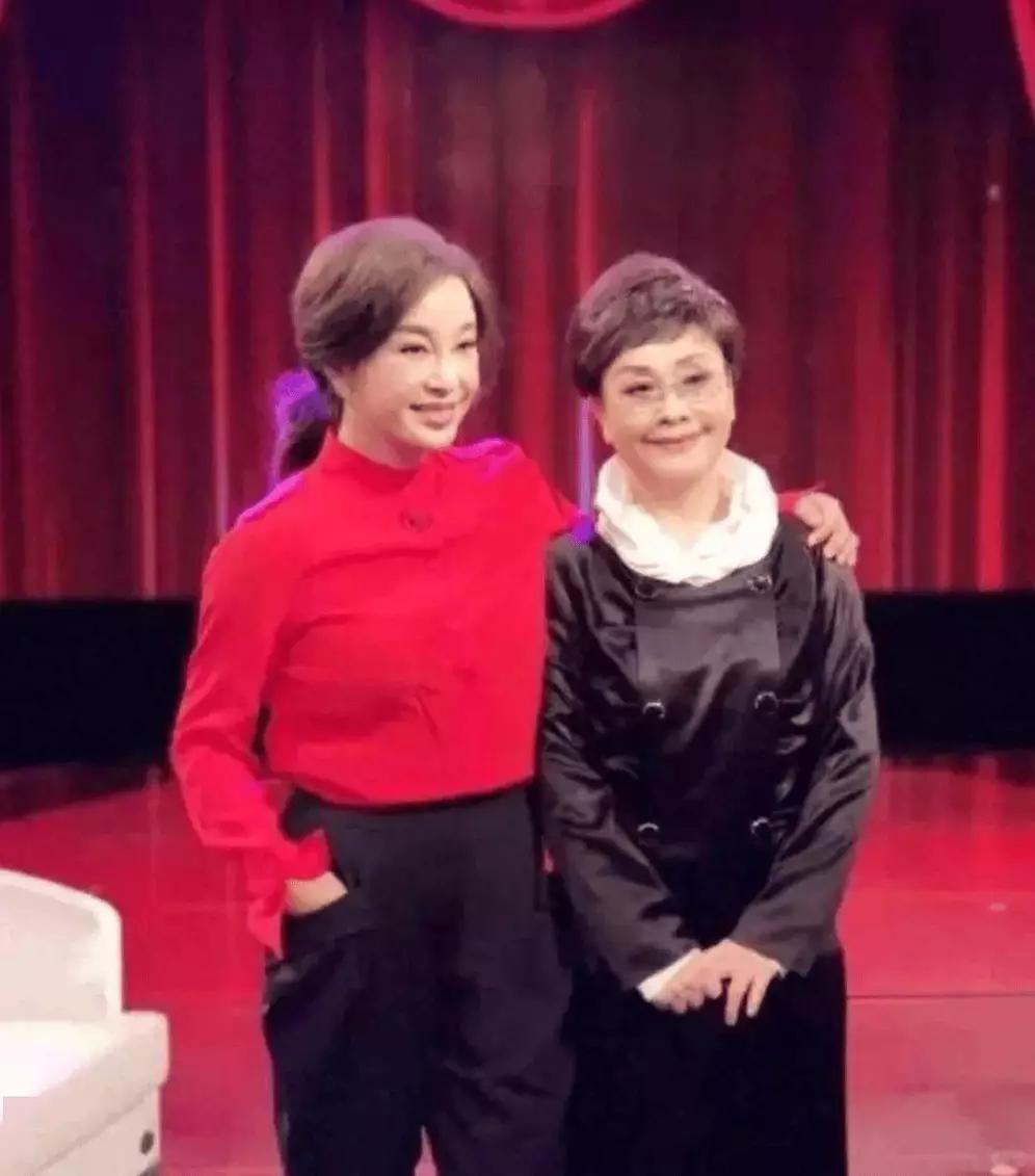 刘晓庆和李谷一根本没有可比性，一个美，一个丑这怎么比。74岁刘晓庆与79岁李谷一