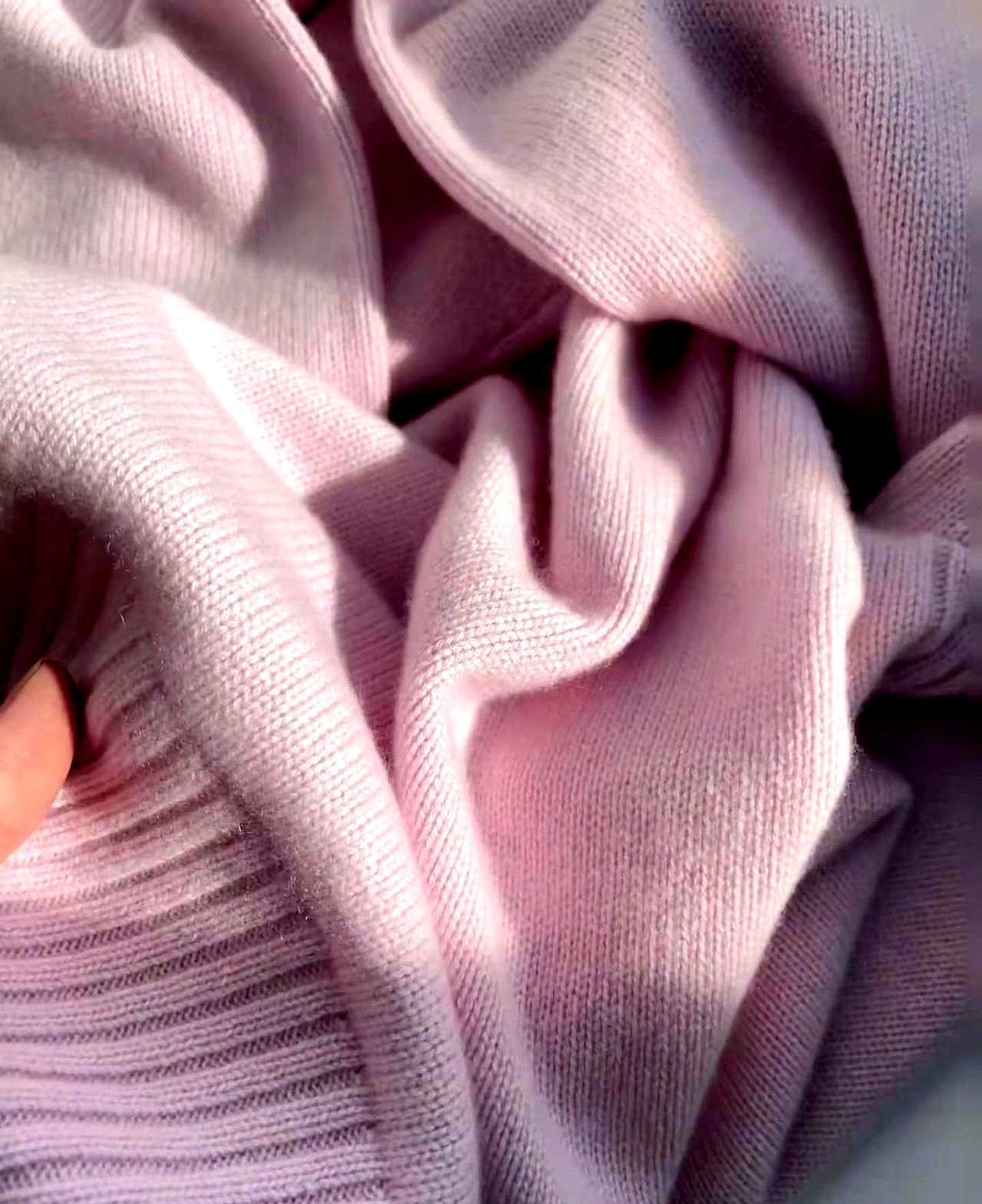 450克羊绒衫，洗衣机滚完不缩水上周我把一件450克的纯羊绒衫直接扔进滚筒