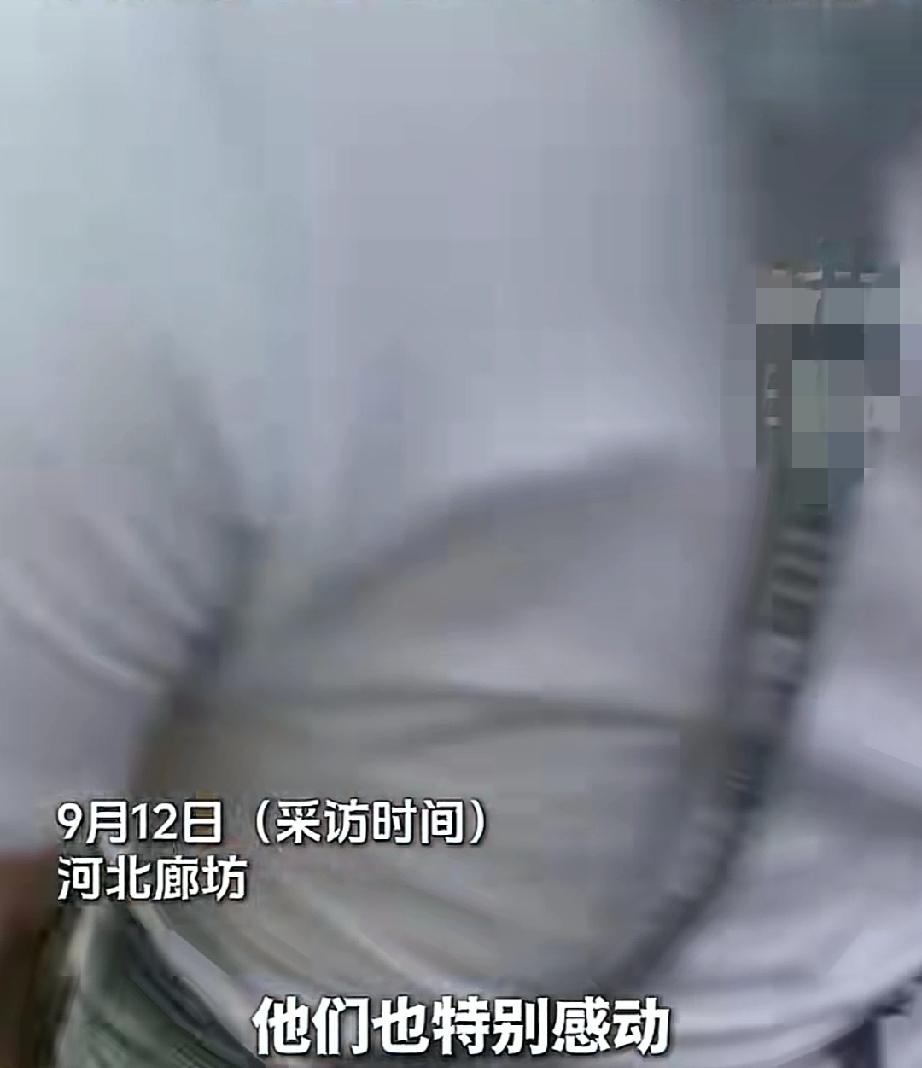 9月10日，河北廊坊。唐女士从超市出来，见到四个约60岁的男子背着行李，向路人讨