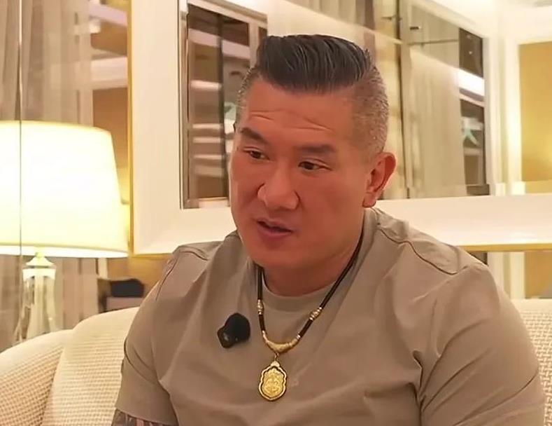 馆长太逗了，他想吃张宗真准备的蛋挞可是又不好意思拿，到了澳门永利皇宫酒店唠叨了好