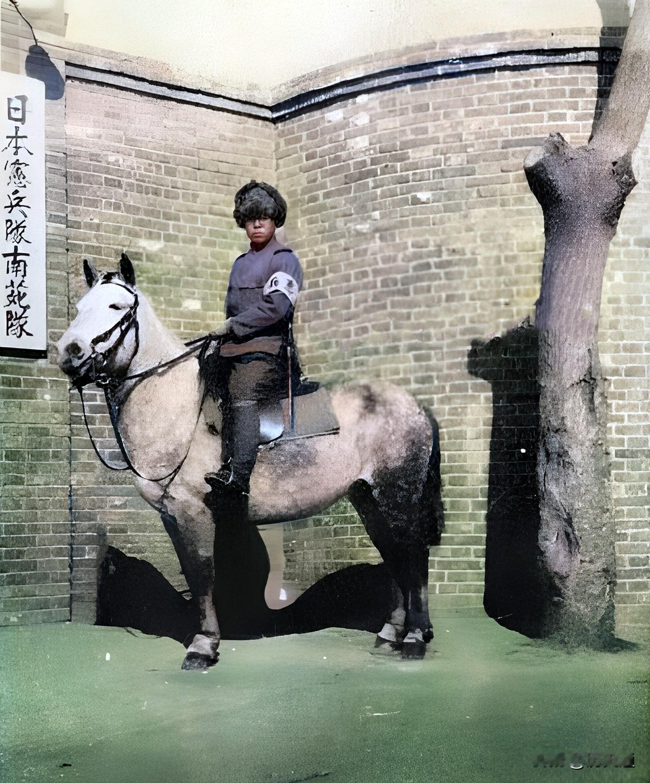 抗战时，驻扎在北平南苑的一名日军宪兵军官骑在一匹白色的高头大马上。日军攻占南苑后