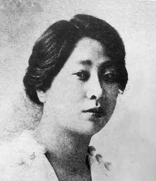 民国副总统黎元洪借宿在部下家中，睡梦中隐约觉得有些不对劲，他的裤子湿了一片。他急