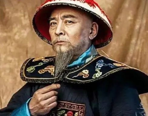 1750年，79岁的张廷玉被乾隆皇帝抄家。官兵在他家里翻出36万两白银，还有很多