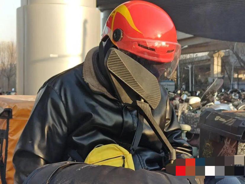 34岁北漂女骑手写12万字小说，网友：这比鸡汤管用！最近，34岁的山东聊城籍北