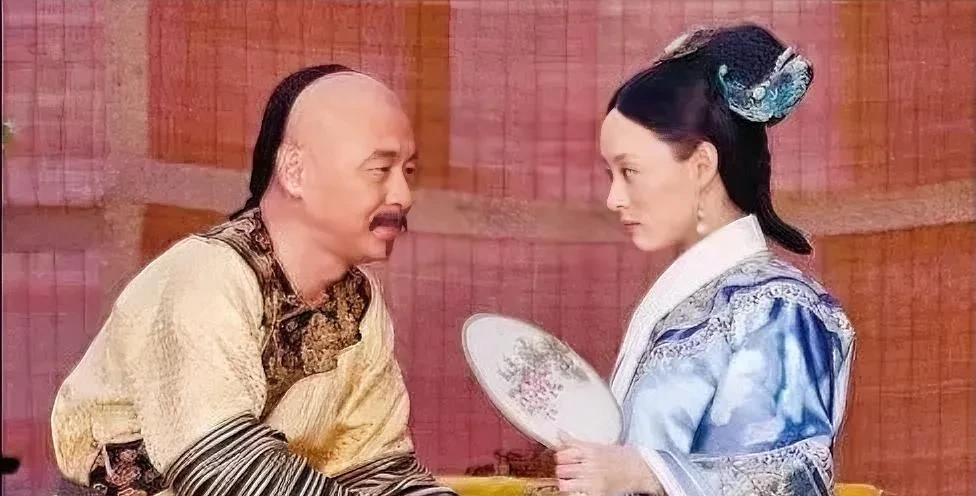 雍正皇帝午睡，两个宫女不断摇风扇，结果满身臭汗味把雍正熏醒了，雍正下旨给工部想办