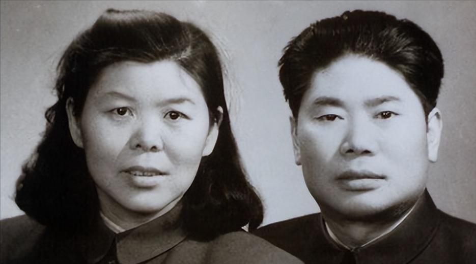 1990年，79岁的杨得志迎娶了55岁的石莉，结婚当晚，杨老将军握着石莉的手，动
