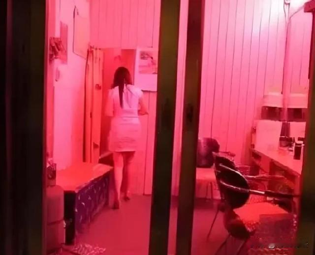 广西柳州，女子开养生馆偷偷做特殊生意，女子收了男顾客一百块钱，十来分钟后两人就被