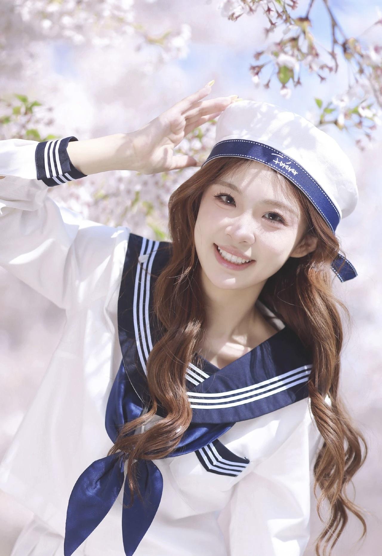 甜美水手服少女，樱花树下微笑颜值