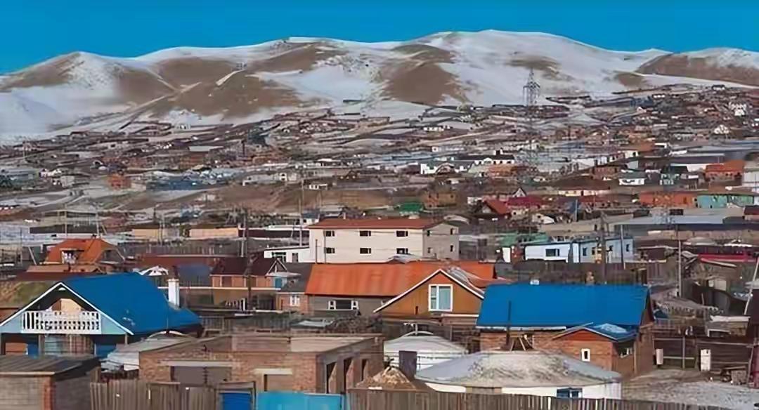 每天一早，9公里外的国门一开，几千辆破旧的军用吉普就排着长队往中国涌。追尾了？司