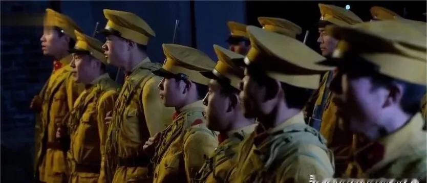 1945年8月初，湖北金牛镇枪声大作，一万多伪军被日军突袭打垮，司令成渠被日军放