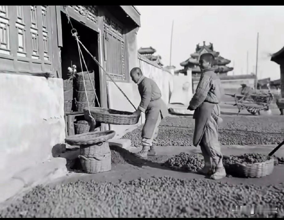 这是一张记录老北京“摇煤球”传统生计的珍贵照片？大概拍摄于20世纪早期，