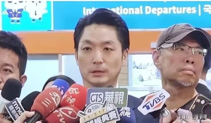 一大早看个新闻，真是把人气笑了。蒋万安去上海参加“双城论坛”，本来就被“陆委会