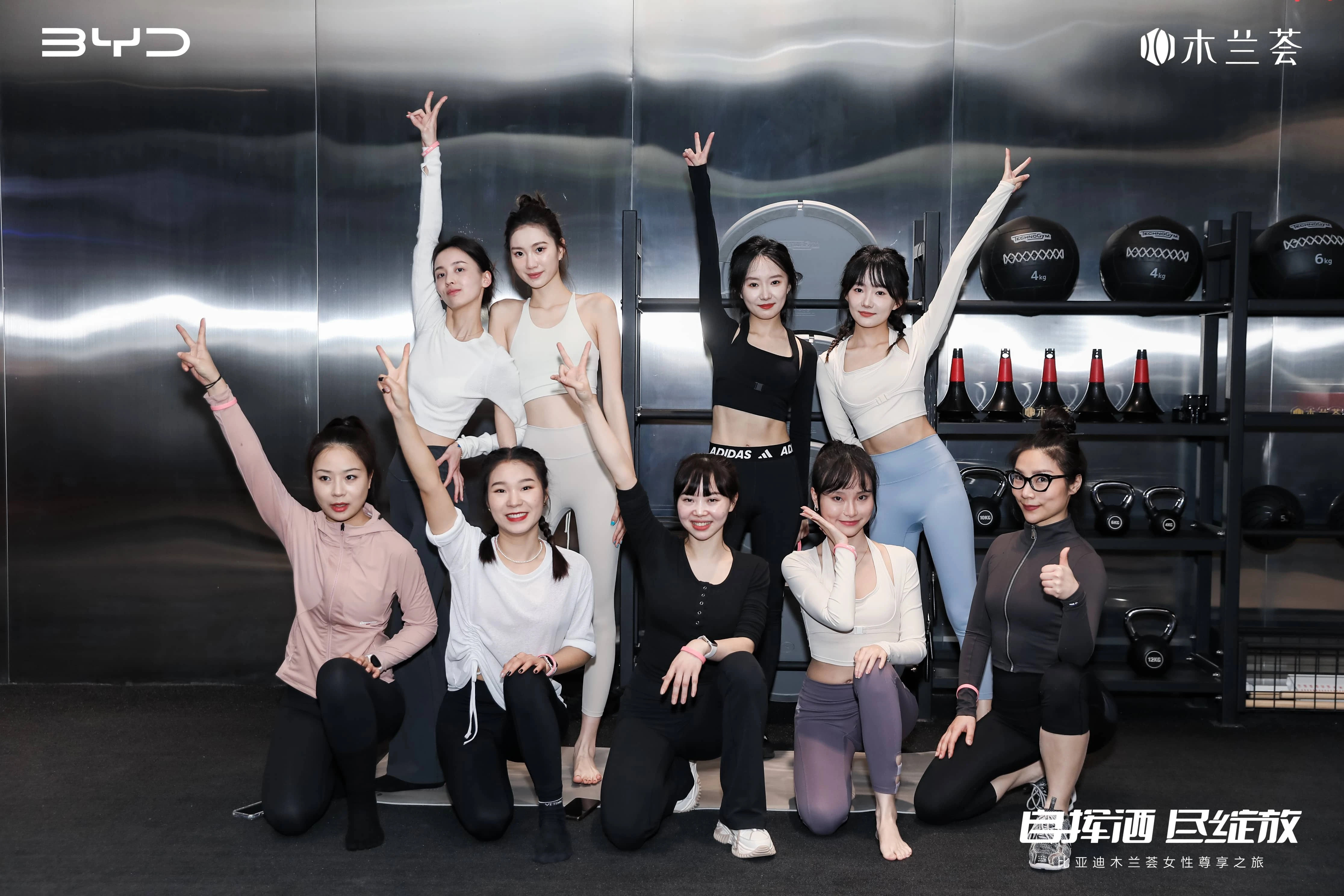 就冲着这些美女，也应该选全新腾势Z9GT纯电续航1036公里啊，对不对？女神们