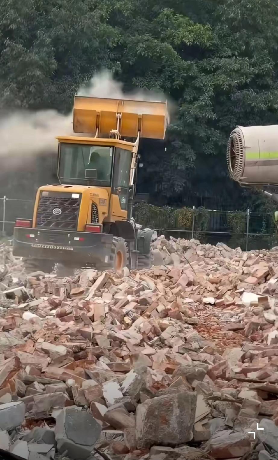 纯坏！比起扬尘逼拆迁更可怕的是：众目睽睽之下还在捂盖子甩锅，司机成了忘了加水的背